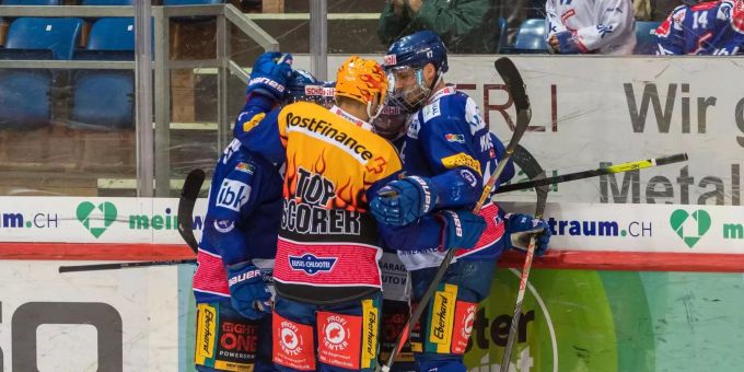 Die Spieler des EHC Kloten feiern ihren Sieg. (Archivbild) ehc kloten