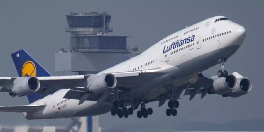 Die Flugbegleiter der Lufthansa wollen am Sonntag streiken. Foto: Boris Roessler/dpa