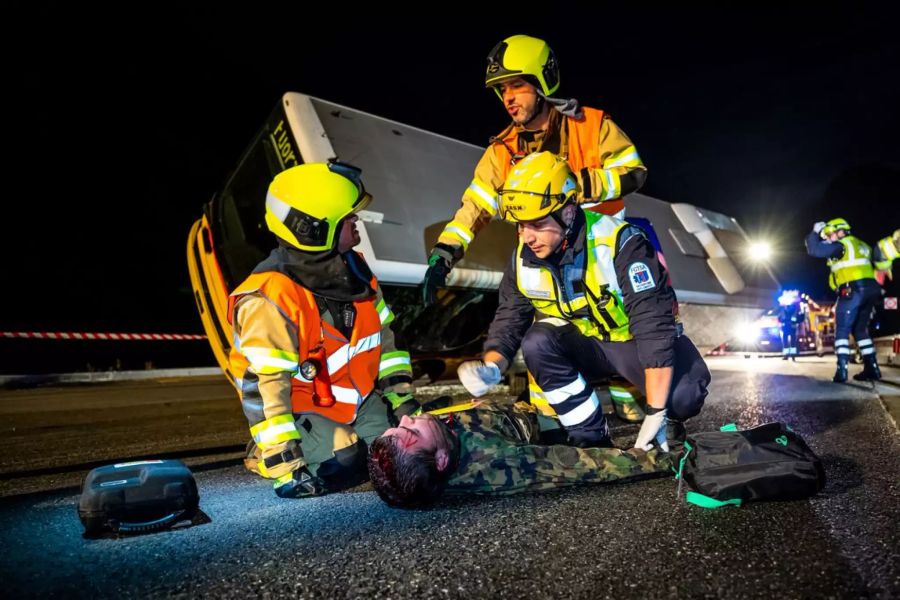 Sanitäter Feuerwehr Soldat Übung