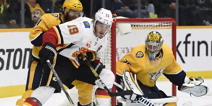 Matthew Tkachuk (m.) avanciert zum Matchwinner für die Calgary Flames in Nashville. Nashville Predators NHL Josi