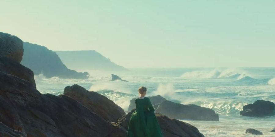 Héloïse (Adèle Haenel) verliebt sich in die Malerin Marianne, die ein Porträt von ihr anfertigen soll. Foto: Alamode Filmverleih/dpa