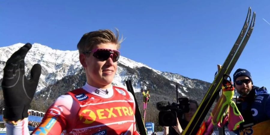 Der Norweger Johannes Klaebo freut sich nach dem Sieg im Sprint in Lenzerheide. Foto: Jussi Nukari/Lehtikuva/dpa