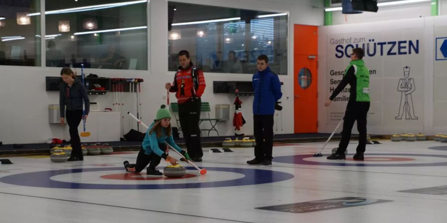 Fachkundige Instruktionen durch Martin Rios und den Team Trainer Michel Bugnon im Training der Junioren, Bild: CC Aarau