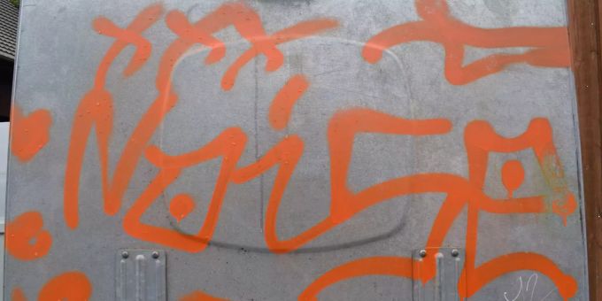 Unbekannte versprayten mit oranger Farbe mehrere Gegenstände mit diversen Schriftzügen. Sachbeschädigungen
