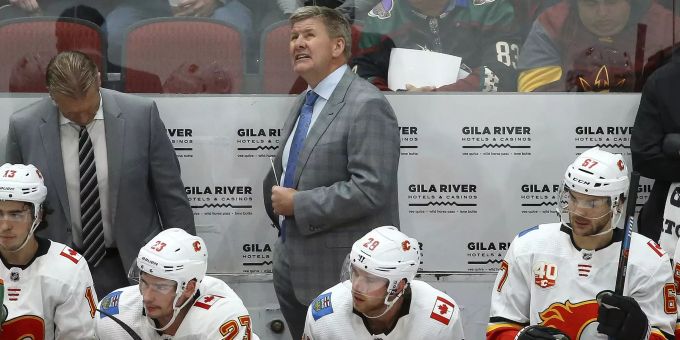 Rücktritt wegen Rassismus-Vorwürfen: Bill Peters (m.) ist nicht mehr Trainer der Calgary Flames. NHL Calgary Flames