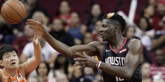 Clint Capela gehört bei den Houston Rockets aus der NBA auch in dieser Saison zu den Teamstützen. Clint Capela NBA