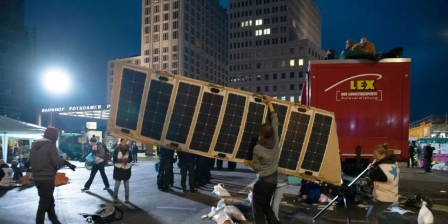 Aktivisten verlassen die Strasse am Potsdamer Platz