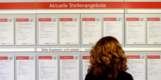 Die Schweizer Banken suchen derzeit deutlich weniger Personal als vor einem Jahr. (Symbolbild) Stellenangebot