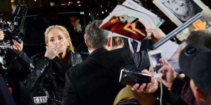 Luftküsse für ihre Fans: Sharon Stone. Foto: Annette Riedl/dpa Luftküsse für ihre Fans: Sharon Stone. Foto: Annette Riedl/dpa