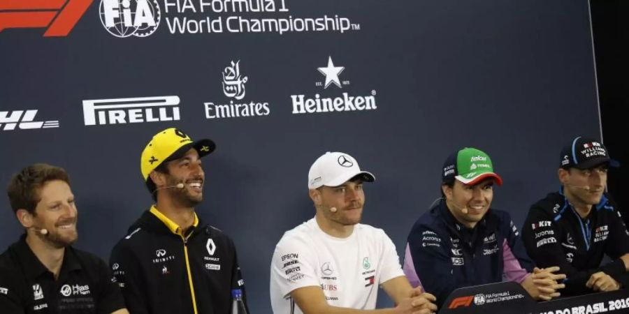 Gelangweilt von Vergleichen mit Nico Rosberg: Valtteri Bottas (M) bei der Pressekonferenz zum Rennen in Brasilien. Foto: Nelson Antoine/AP/dpa