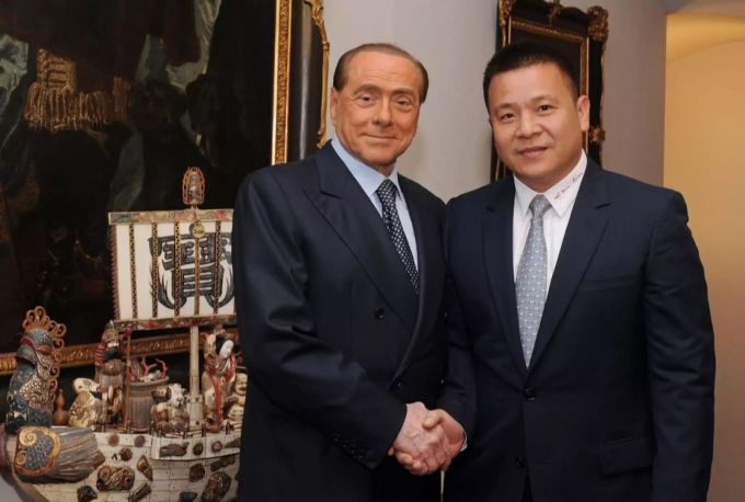 Silvio Berlsuconi verkaufte AC Milan 2017 an den Chinesen Li Yonghong. AC Milan Berlusconi Li