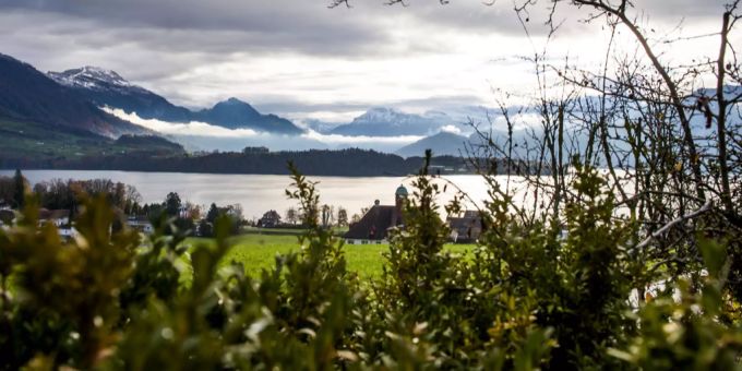 Hochnebel und Nebelbänke ziehen über den Vierwaldstättersee bei Weggis. Weggis