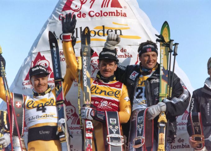 Michael von Grünigen (m.) steht beim Riesenslalom 1996 in Adelboden zuoberst auf dem Podest. Michael von Grünigen