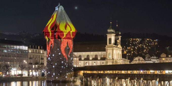 Die Lichtinstallation auf dem Luzerner Wassertrum. lilu wasserturm