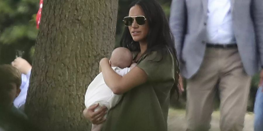 Arme Meghan! Paparazzi erwischen die Herzogin privat mit Baby Archie. Kritiker werfen ihr vor, das Kind falsch in den Händen zu halten.