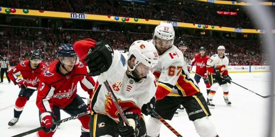 Tobias Rieder (M.) ist in der NHL für die Calgary Flames aktiv. Foto: Al Drago/AP/dpa