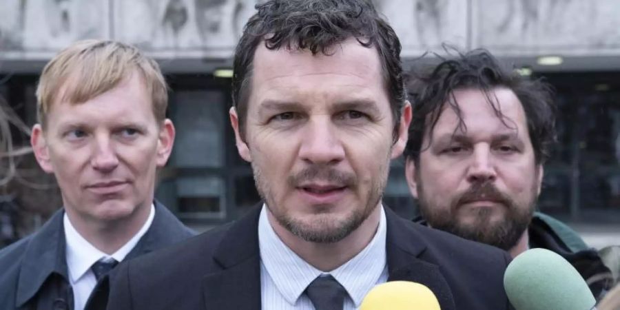 Alex Schwarz (Felix Klare, M) verdankt den Freispruch seinem Anwalt Stefan Vogt (Christoph Glaubacker, l) und seinem Bruder Daniel (Sascha Alexander Geršak). Foto: Christine Schröder/ARD Degeto/Programmplanung und P/dpa