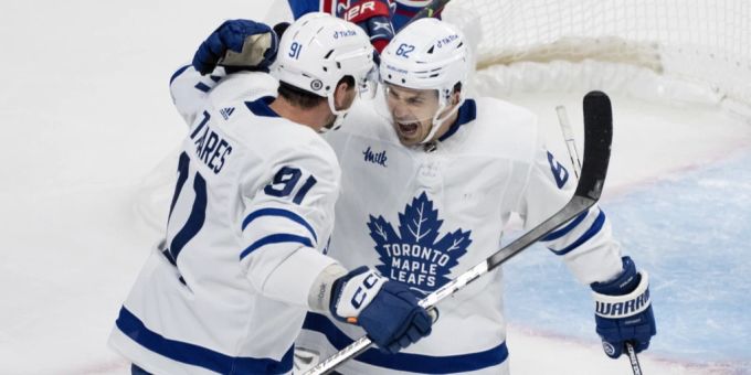 Denis Malgin jubelt in der NHL mit John Tavares. NHL