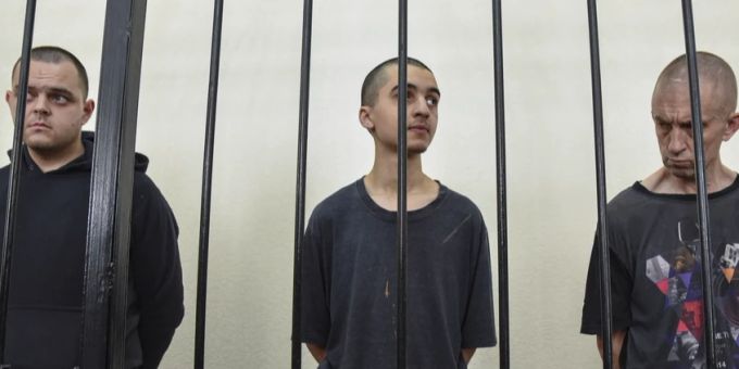Die britischen Staatsbürger Aiden Aslin (L) und Shaun Pinner (r) sowie der Marokkaner Saaudun Brahim bei einer Anhörung vor dem Obersten Gericht der selbsternannten Volksrepublik Donezk in der Ostukraine. gefangenschaft
