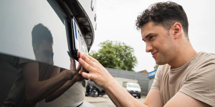 Das alte Kennzeichen kann nach einem Umzug am Auto bleiben - dann muss man sich nur den Fahrzeugschein neu ausstellen lassen.