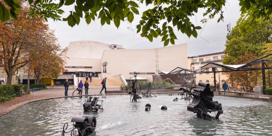 Der Tinguely Brunnen vor dem Stadttheater Basel. -  Basel Stadt