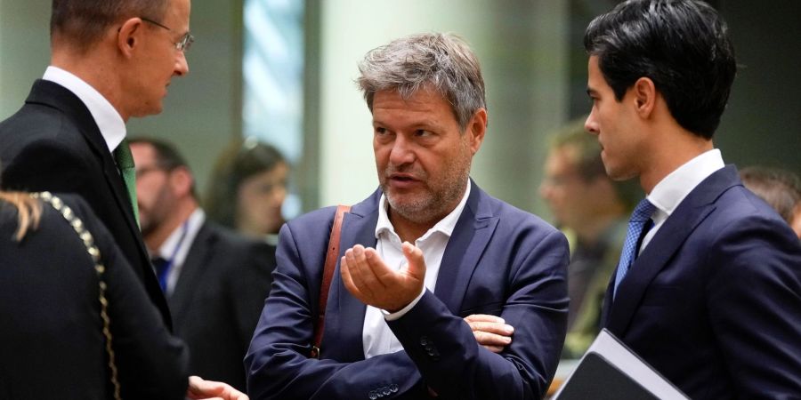 Bundeswirtschaftsminister Robert Habeck (M) mit dem ungarischen Aussenminister Peter Szijjarto (l) und dem niederländischen Energieminister Rob Jetten beim Treffen in Brüssel.