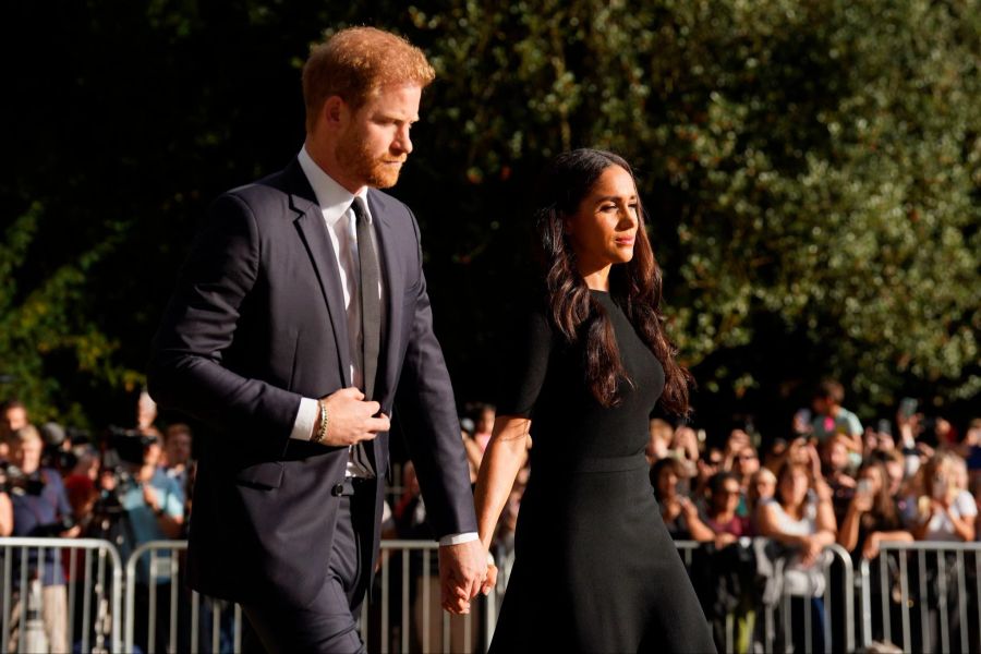 Der britische Prinz Harry und seine Frau Meghan nach dem Tod der Queen in Windsor. Kirsty O'connor/Pool PA/AP/dpa