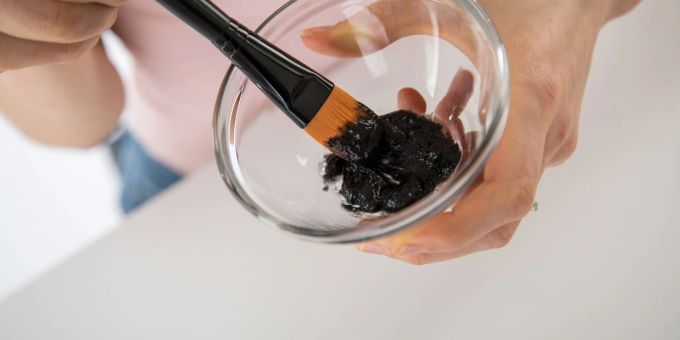 Reinigungsmasken sollen für ein feineres Hautbild sorgen. Doch nicht alle kommen laut «Öko-Test» ohne bedenkliche Inhaltsstoffe aus. Reinigungsmasken sollen für ein feineres Hautbild sorgen. Doch nicht alle kommen laut «Öko-Test» ohne bedenkliche Inhaltsstoffe aus.