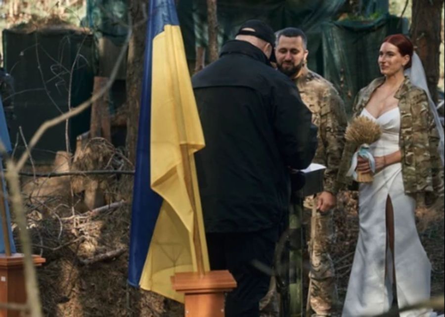 Ein General leitet die Trauung in einem Wald in Cherson.