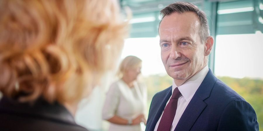 Bundesverkehrsminister Volker Wissing will mit einem Massnahmenpaket den Ausbau des Ladenetzes für Elektroautos vorantreiben.
