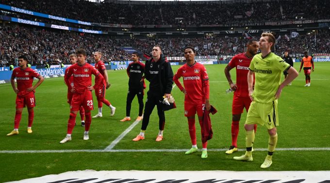 Die Profis von Bayer Leverkusen stellen sich den Fans nach dem 1:5 gegen Frankfurt. Bayer Leverkusen