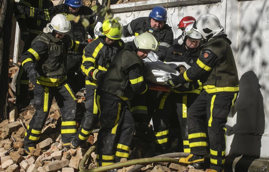 Rettungskräfte bei einem Einsatz nach einem Drohnenangriff in Kiew.