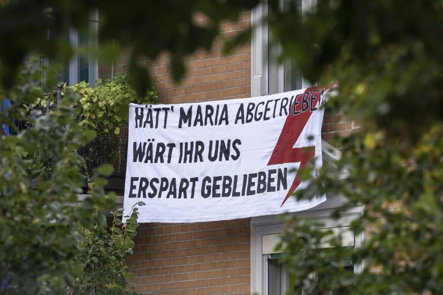 Auch Transparente von Abtreibungsbefürwortern waren am «Marsch fürs Läbe» gut sichtbar.