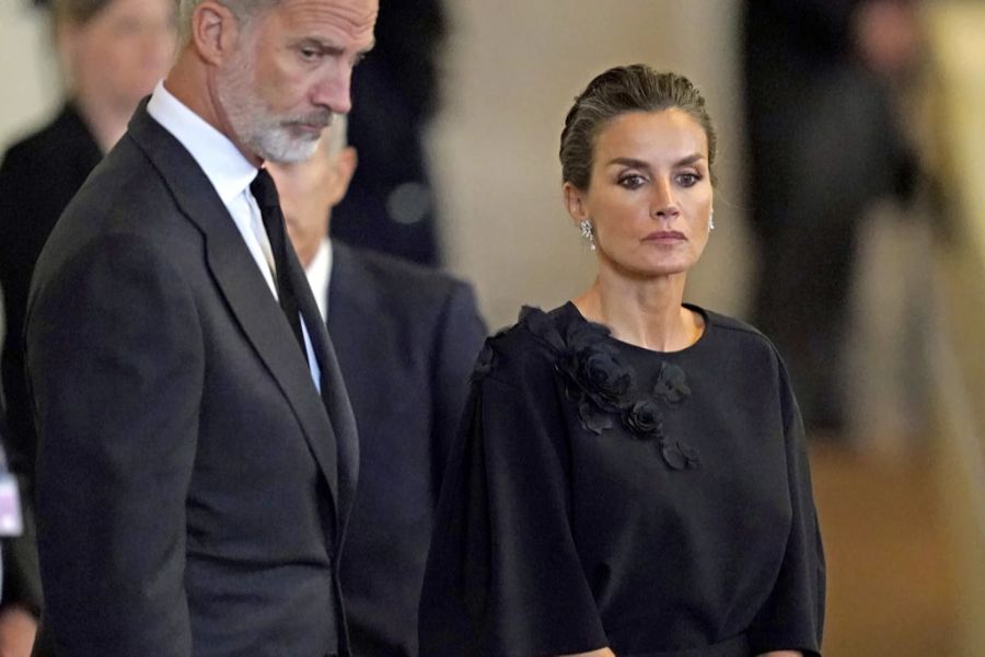 Königin Letizia von Spanien und Gatte König Felipe nehmen Abschied von der Queen.