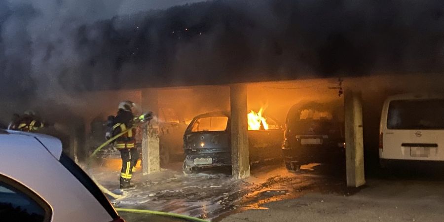 Reinach: Autobrand richtet grossen Schaden an