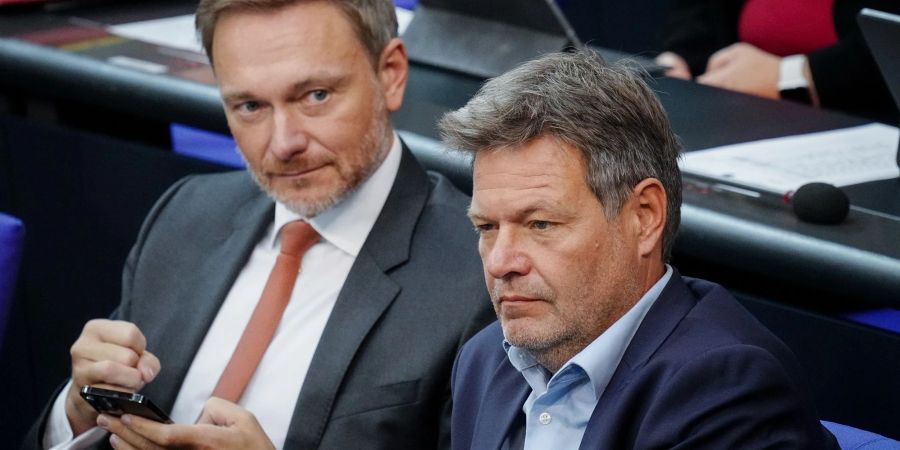 Finanzminister Christian Lindner (FDP) und sein Kabinettskollege, Wirtschaftsminister Robert Habeck (Grüne), im Deutschen Bundestag.