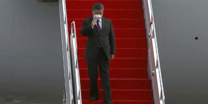 SCREENSHOT - Dieses Videostandbild zeigt Xi Jinping, Staatspräsident von China, der winkend am Flughafen Nur-Sultan aus einem Flugzeug steigt. Foto: Uncredited/Kaz Media/AP/dpa SCREENSHOT - Dieses Videostandbild zeigt Xi Jinping, Staatspräsident von China, der winkend am Flughafen Nur-Sultan aus einem Flugzeug steigt. Foto: Uncredited/Kaz Media/AP/dpa