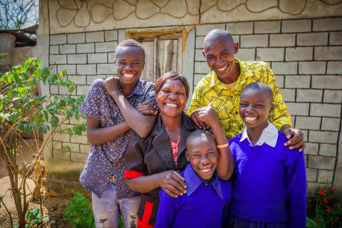Von einer positiven und unterstützenden Kindererziehung profitiert die ganze Familie. Auch Dominic und Ruth Wambua wenden die Methode mit ihren drei Kindern an. Glückliche Familie