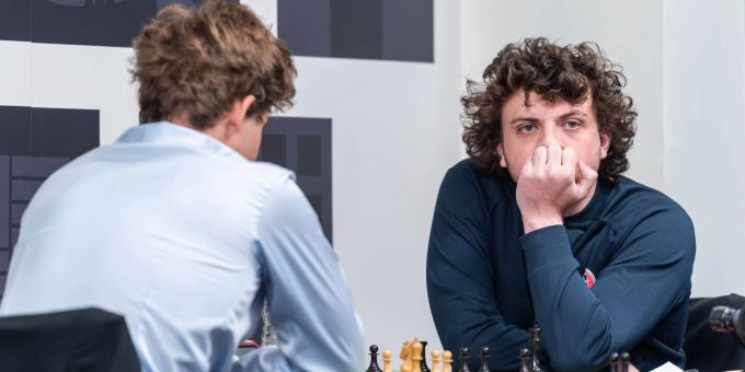 Der US-Amerikaner Hans Niemann (r) sitzt bei einer Partie Schach dem Norweger Magnus Carlsen gegenüber. Crystal Fuller/Saint Louis Chess Club/dpa Schach Hans Niemann