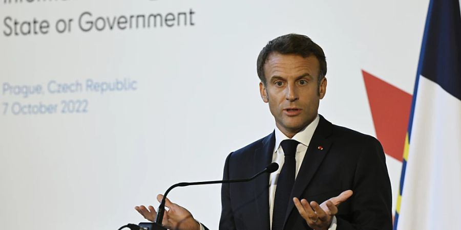 Emmanuel Macron, Präsident von Frankreich, spricht auf der offiziellen Pressekonferenz zum Abschluss des informellen Gipfels der Europäischen Union auf der Prager Burg. Foto: Krumphanzl Michal/CTK/dpa