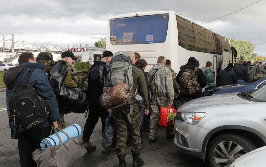 16'000 Rekruten sollen im Ukraine-Krieg im Einsatz stehen. Im Bild: Russen werden mit einem Bus in die Ukraine gefahren. (Archiv)