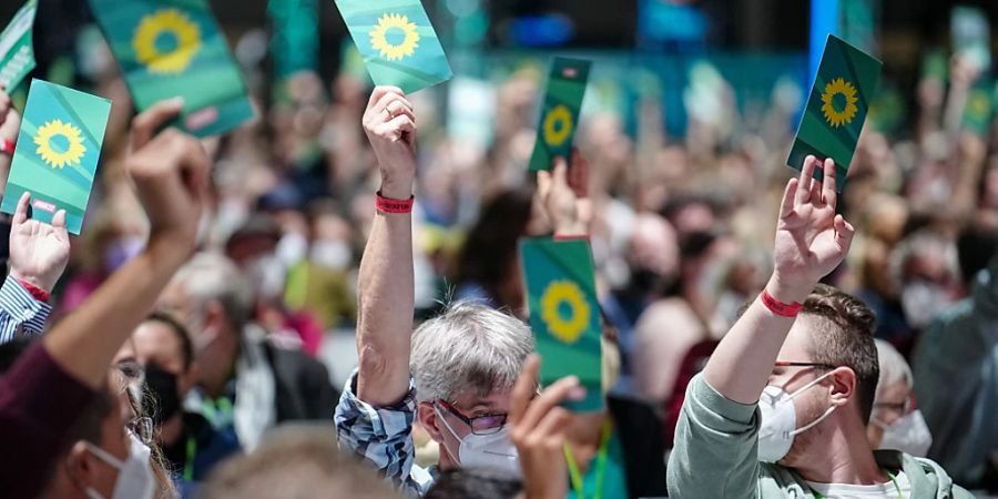 Die Delegierten heben ihre Stimmkarte beim Grünen-Bundesparteitag. Thema ist die «Klimakrise als Menschheitsaufgabe: für Klimaschutz, für Freiheit». Foto: Kay Nietfeld/dpa