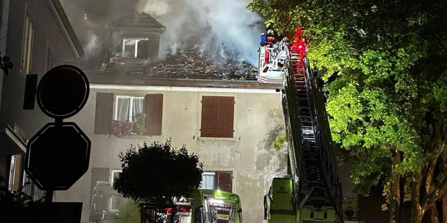 Die Feuerwehr löscht den Brand im Dachstock eines Mehrfamilienhauses in Thalwil ZH.