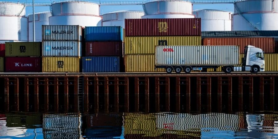 Container am Westhafen in Berlin