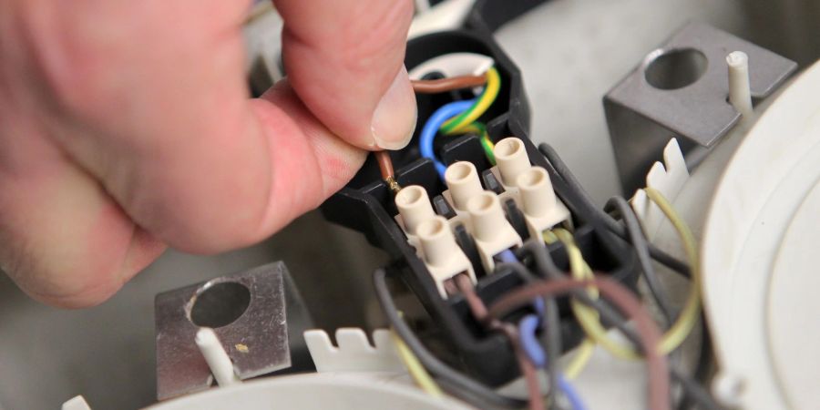 Reparaturen an Elektrogeräten sollten nur Personen mit den nötigen Vorkenntnissen durchführen - die Unfallgefahr ist hoch.