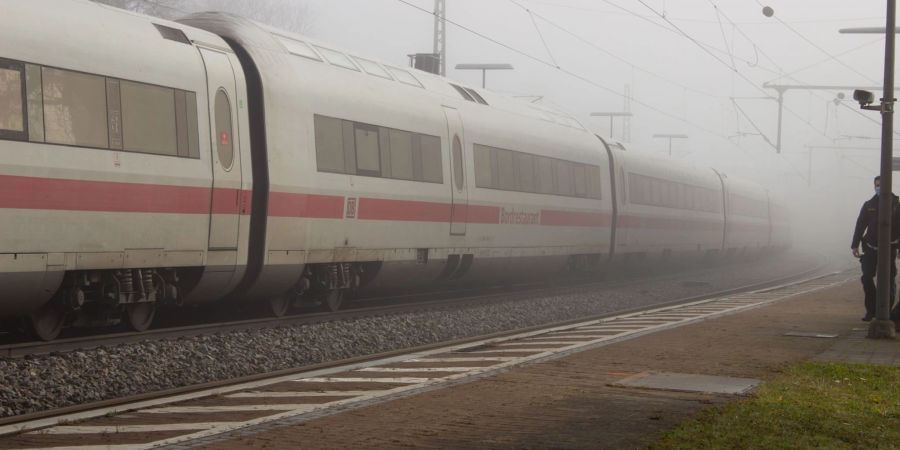 In dem ICE hatte es zwischen Regensburg und Nürnberg eine Messerattacke auf mehrere Fahrgäste gegeben. Der Prozess gegen den mutmasslichen Täter startet vor dem Oberlandesgericht München.