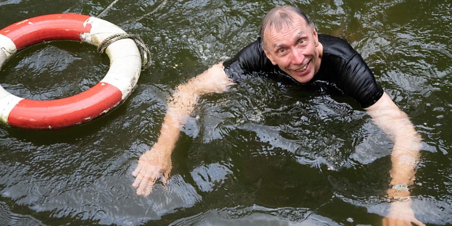 dpatopbilder - Der schwedische Evolutionsforscher Svante Pääbo schwimmt im Aussenbereich des Max-Planck-Instituts für evolutionäre Anthropologie in Leipzig in einem Wasserbecken neben einem Rettungsring. Seine Mitarbeiter hatten ihn zuvor hineingeworfen. Für seine Forschung zur Evolution des Menschen und zu dessen ausgestorbenen Verwandten erhält der in Leipzig arbeitende schwedische Evolutionsforscher Svante Pääbo den Nobelpreis für Medizin oder Physiologie. Foto: Hendrik Schmidt/dpa