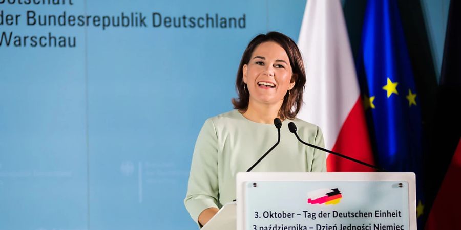 Annalena Baerbock, Aussenministerin, spricht bei den Feierlichkeiten zum Tag der deutschen Einheit in der deutschen Botschaft in Warschau. Foto: Christoph Soeder/dpa
