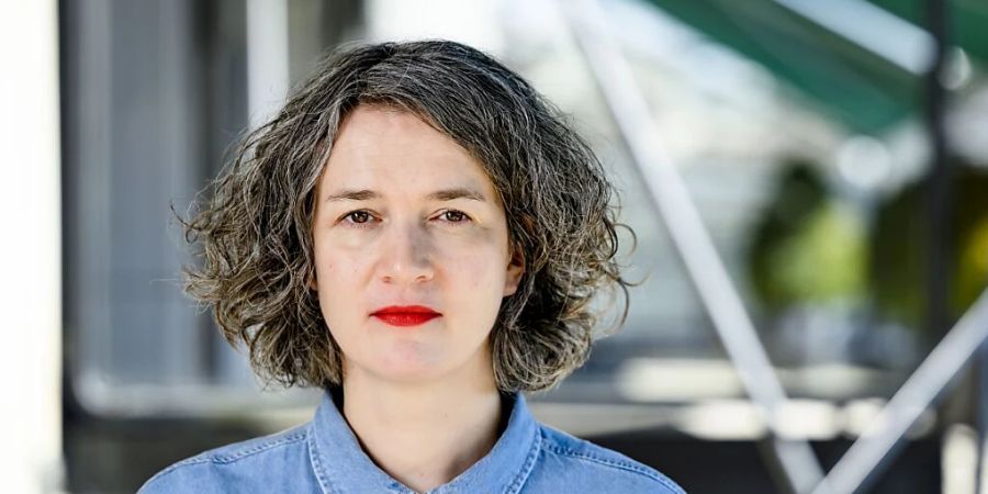 Emilie Bujès, künstlerische Leiterin von Visions du Réel, enthüllt das Programm des Filmfestivals, das vom 12. bis 21. April in Nyon stattfindet.