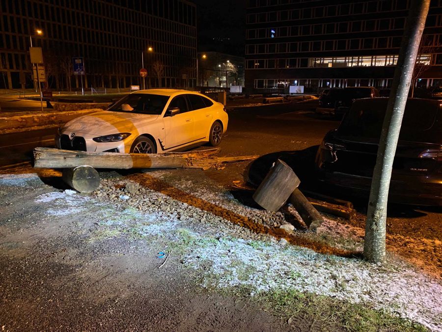 Der unbekannte Lenker fuhr nach dem Unfall weiter.